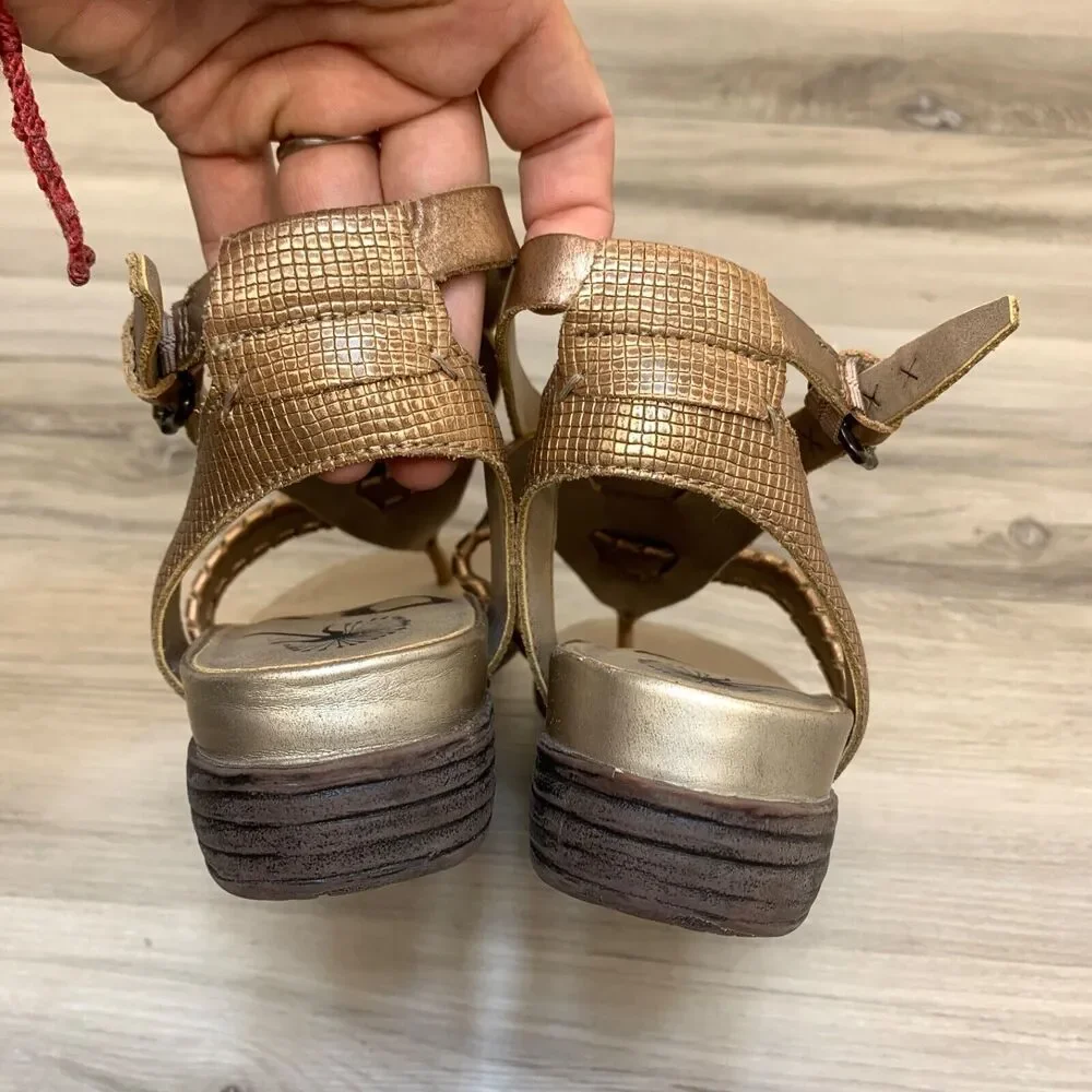 OTBT‎ Women's Copper Leather T-Strap Wedge Celestal Sandal Size 10 Celestal